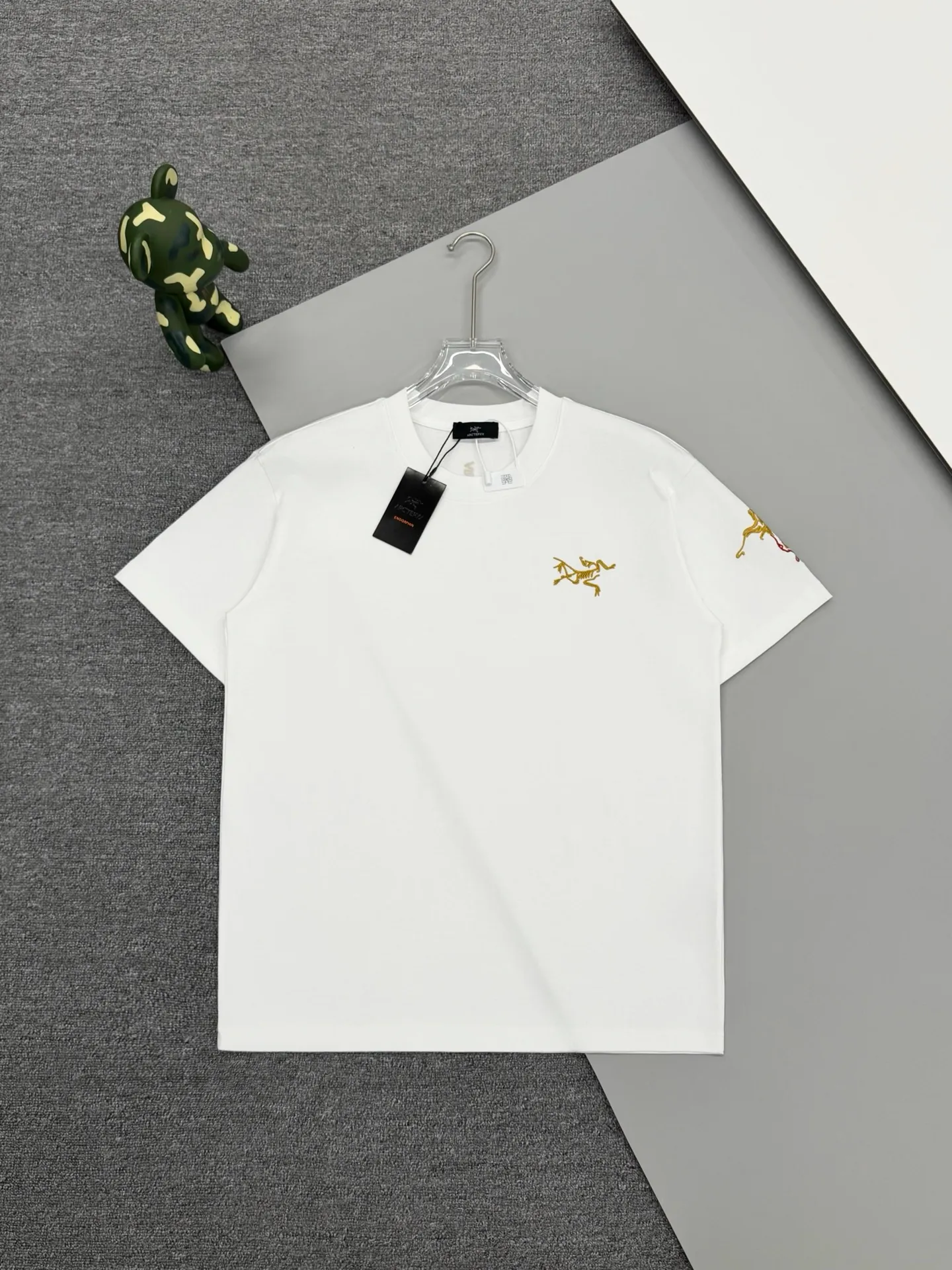 ［ Quality］arc’teryx 。 t 32 g 。 Breathable， ， ， Goldlogo ， 🐴🐴🐴 。 ， ， ， Same Style 𝐂𝐎𝐋𝐎𝐔𝐑：White Black 𝐒𝐈𝐙𝐄：S-XL ： S： 51- 55- 70 M： 53- 57- 72 L： 55- 59- 74 XL： 57- 61- 76